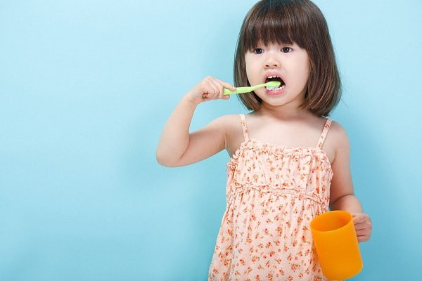 Hướng dẫn cách chăm sóc và vệ sinh răng miệng cho bé theo từng độ tuổi 2